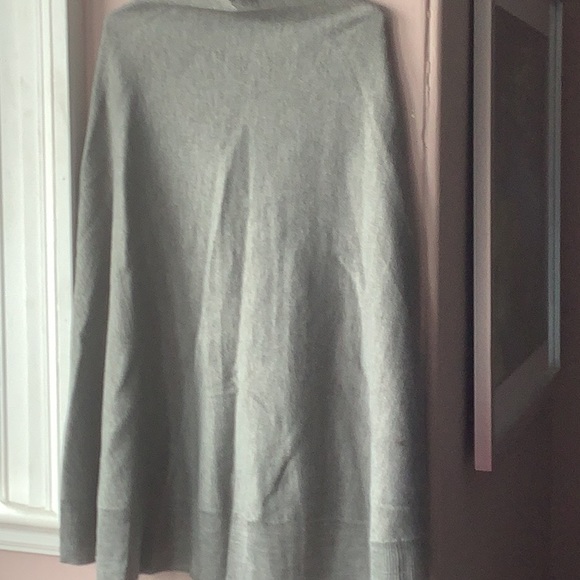 Grey cape - Picture 2 of 5